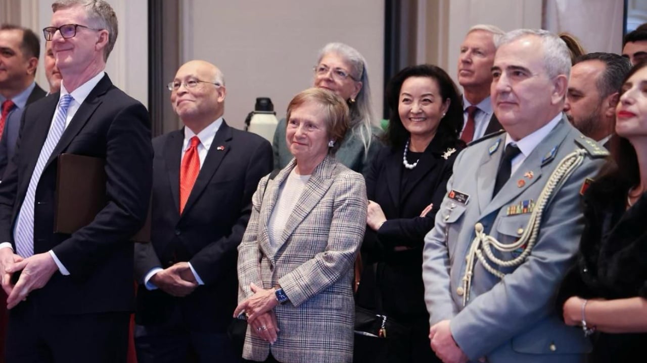 Festimi i 113-vjetorit të Pavarësisë në ambasadën tonë në SHBA, si duken sot diplomatët amerikanë që shërbyen në Shqipëri