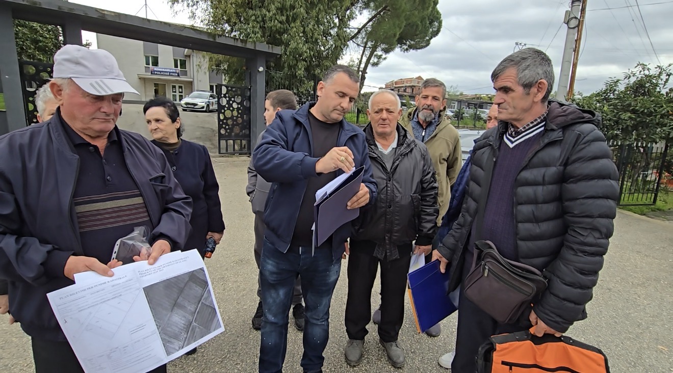 Fier – Fermerët e Boçovës kallëzojnë në Polici zaptimin e tokave: “30 vite që i punojmë, na morën pronën”