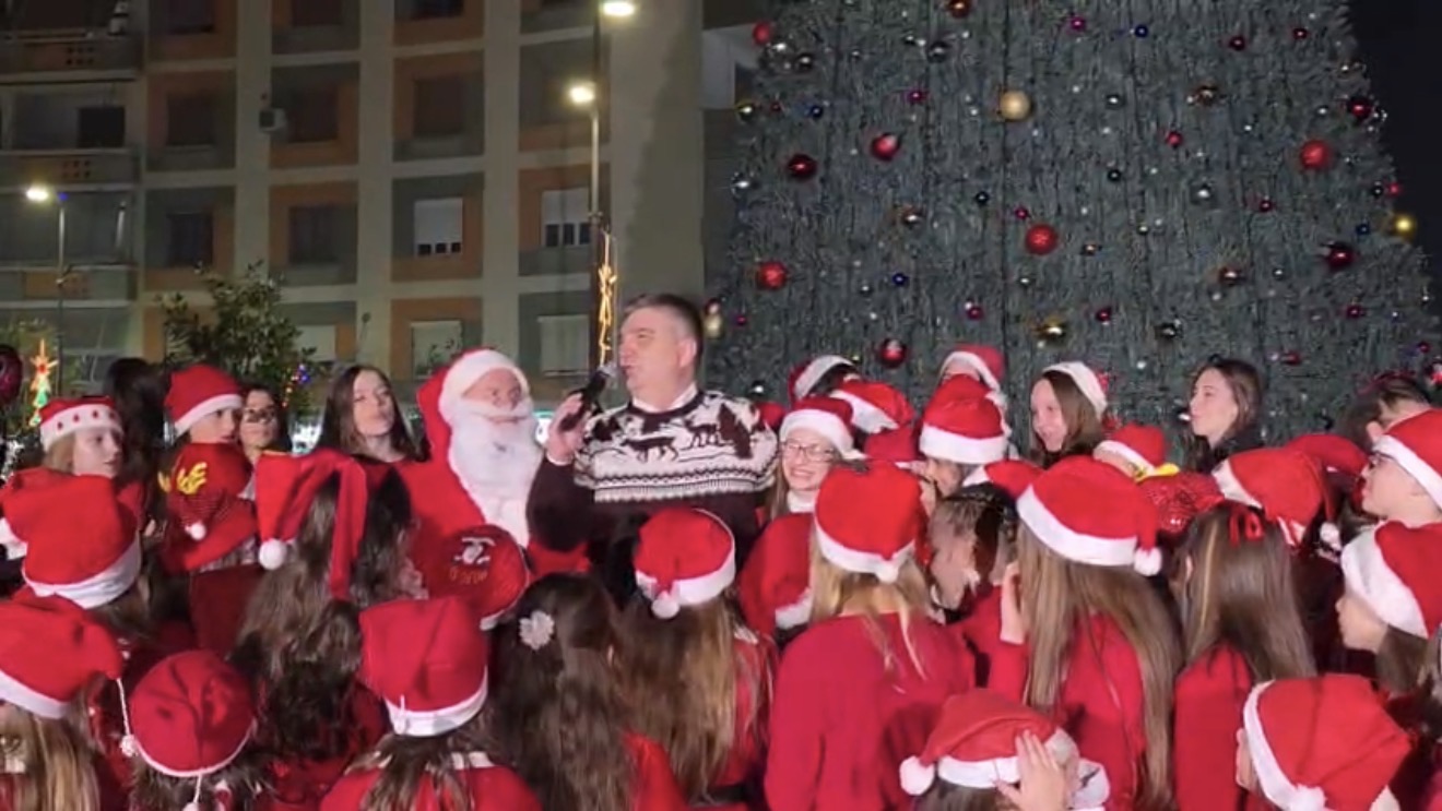 Fier – Ndezja e Pemës së Krishtlindjeve sjell atmosferë magjike në sheshin qendror