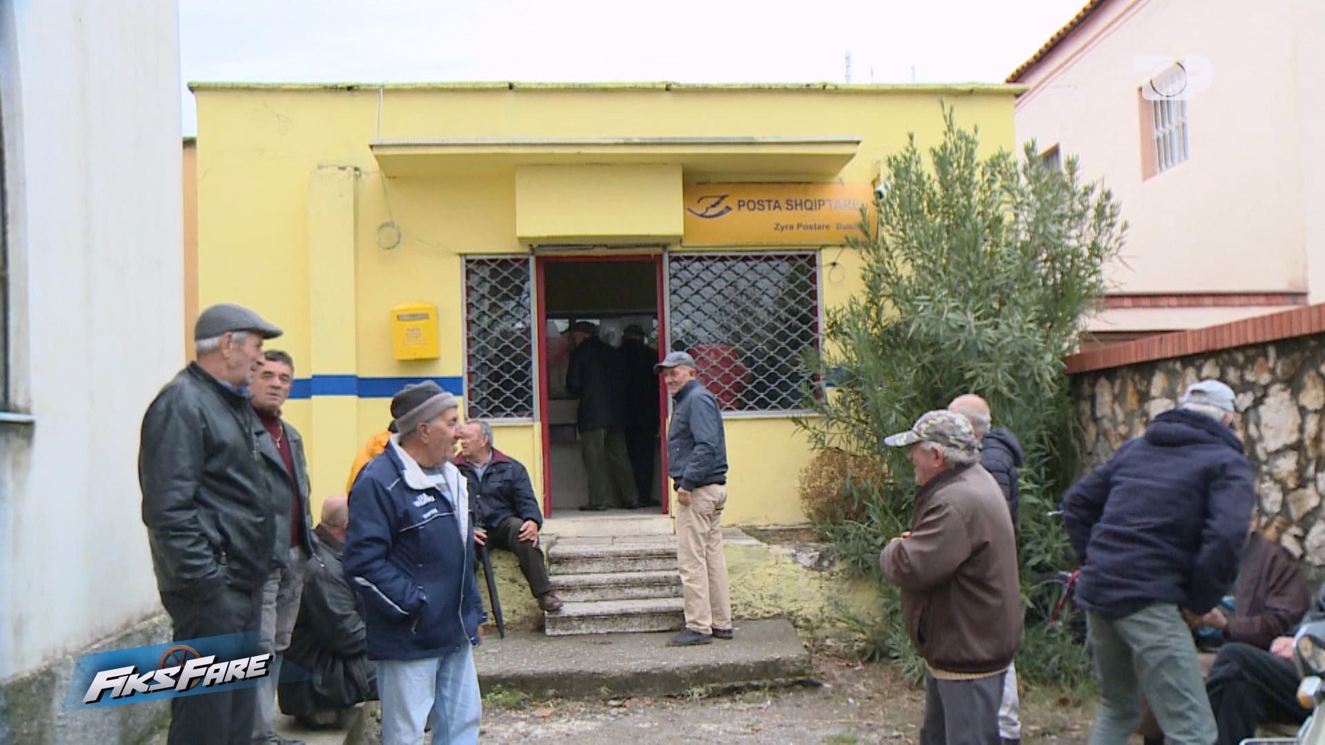 Fiks Fare/ Të moshuarit e Bushatit në pritje pa fund. Tre muaj radhë për pensionin që u mban frymën gjallë