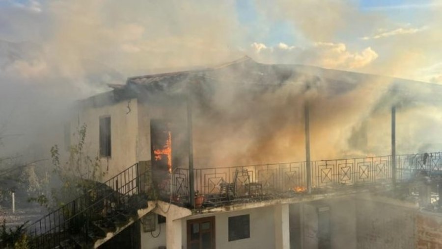 Flakët përpijnë katin e dytë të banesës në Gramsh, dyshohet defekt në instalimet elektrike