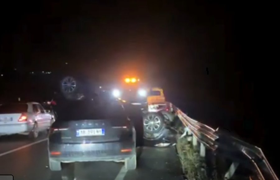 FOTO/ Aksident i rëndë në Rrugën e Arbrit, 4 persona dërgohen me urgjencë te Trauma
