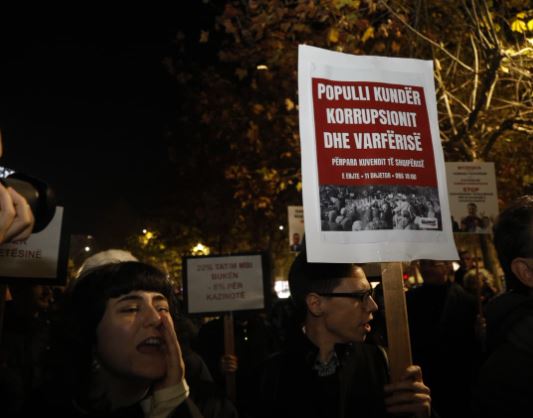 FOTO/ Aktivistë të lëvizjes “Bashkë” protestë para Kuvendit kundër buxhetit