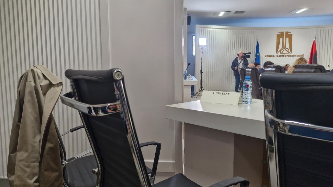 Foto/ Mbledhja në KLP për zgjedhjen e kreu të ri të SPAK, vihet re mungesa e përfaqësuesve gjermanë