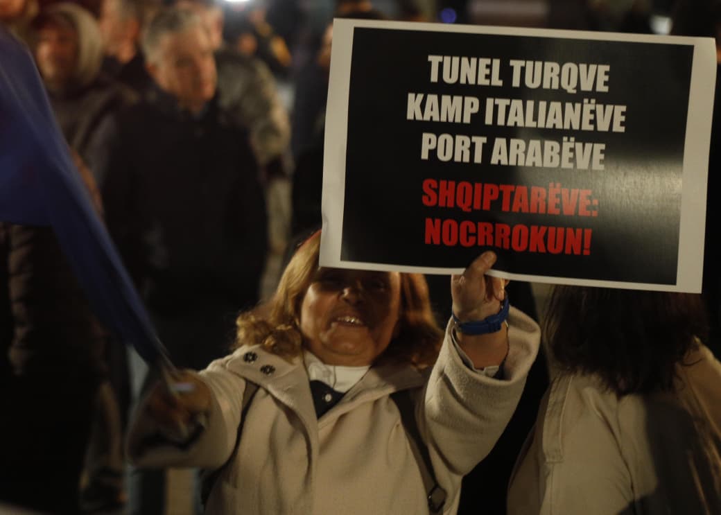 FOTO/ Mesazhe kundër korrupsionit në protestë: Tunel turqve, port arabëve! Shqiptarëve ‘Noc Rrokun’