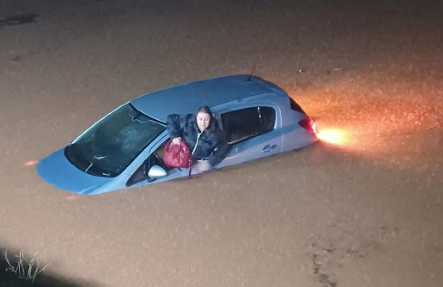 FOTO/ Përmbytjet – Një grua në zonën e Kamaras e mbetur në makinë përpiqet të dalë nga uji