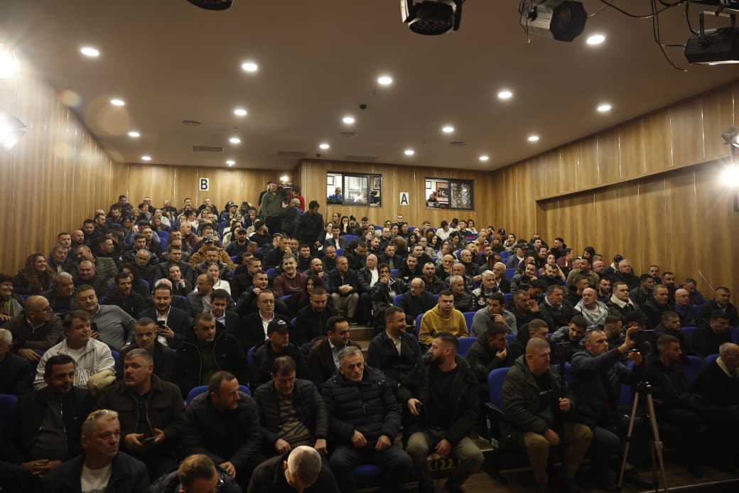 FOTOLAJM/ Demokratët e Durrësit nuk i binden Berishës, mbushin sallën plot për Salianjin dhe Alimehmetin