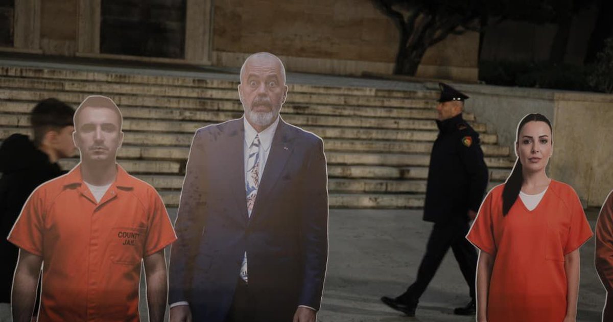 “Fotorja 3”! PD rreshton para Kryeministrisë manekinat e zyrtarëve socialistë me rroba burgu