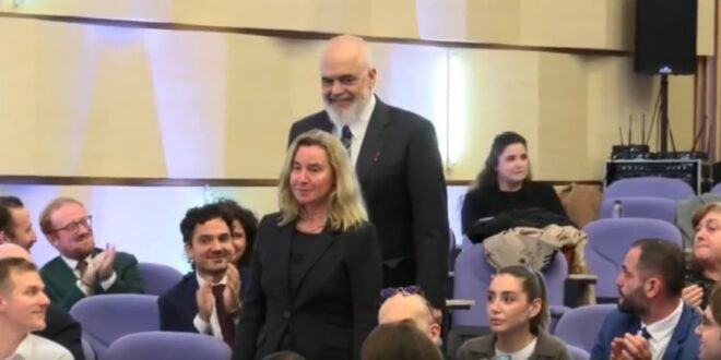 Fotot/ Pak ditë para arrestit Mogherini takoi Ramën