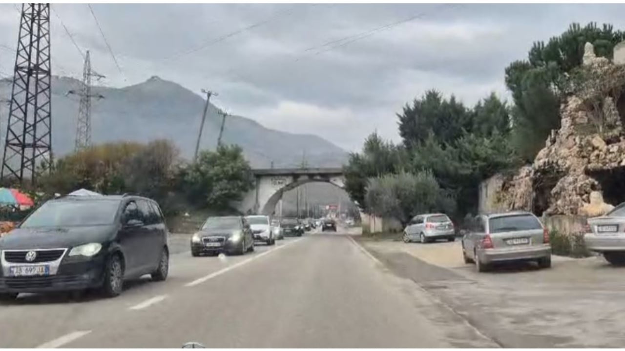 Fundjava nis me trafik të rënduar, bllokohet pjesërisht aksi Tiranë-Elbasan
