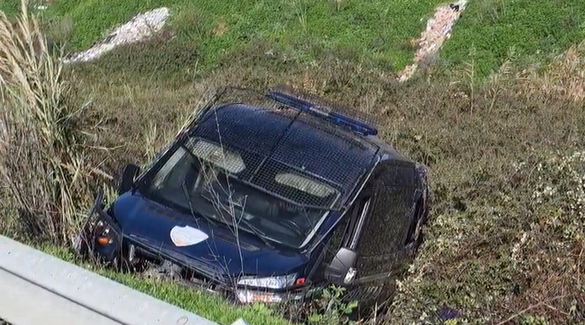 Furgoni i FNSH përplaset me një makinë tjetër dhe përfundon në kanal, lëndohen dy efektivë në Fier