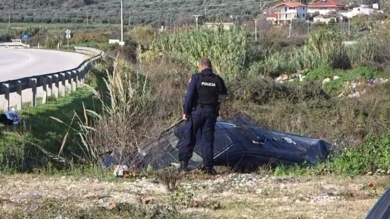 Furgoni i FNSH-së përplaset me “Benz”-in dhe përfundon në kanal, dy policë të lënduar në Fier