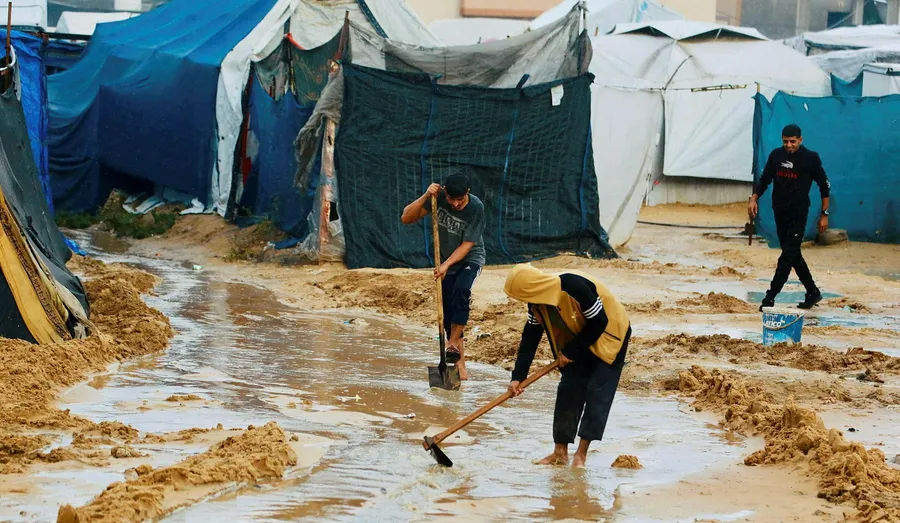 “Gaza mbytet në gjak dhe shi”, mijëra palestinezë nën kërcënimin e sëmundjeve