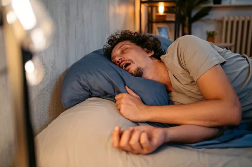 Gërhisni gjatë natës? Ja çfarë do të thotë kjo për shëndetin e zemrës suaj