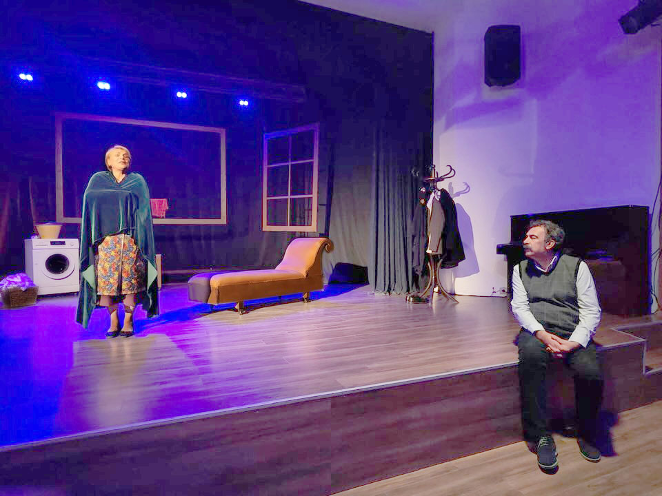 “Gjegju Fest” në teatër, tema e festivalit teatror është për gruan dhe në skenë edhe drama sociale “Gruaja me sirtarë”