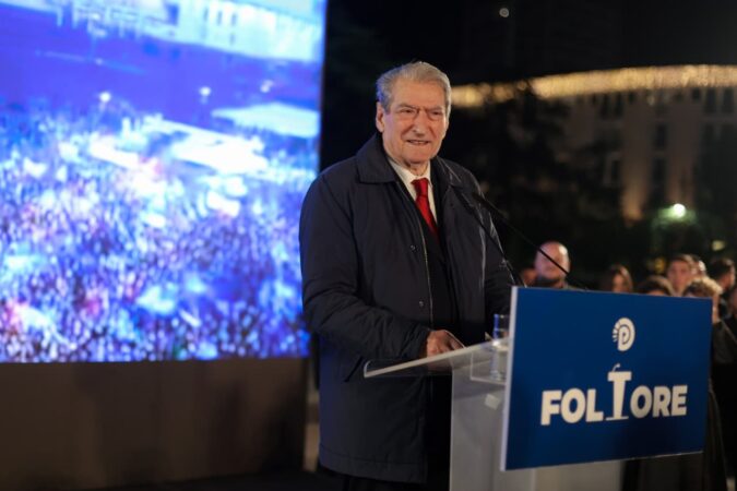 “Gjenerata Z, shpresa për të përmbysur regjimin”/ Dhjetëra protestues në shesh, Berisha: Do kthejmë idealet e 8 Dhjetorit