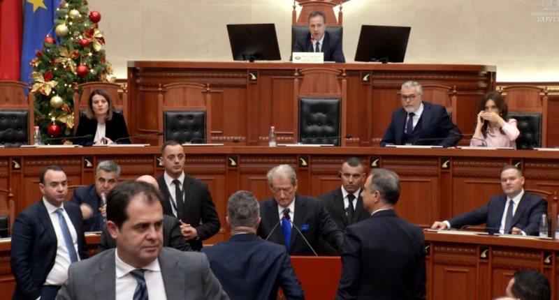 Gjithçka po ecte në rregull derisa në foltore doli Berisha