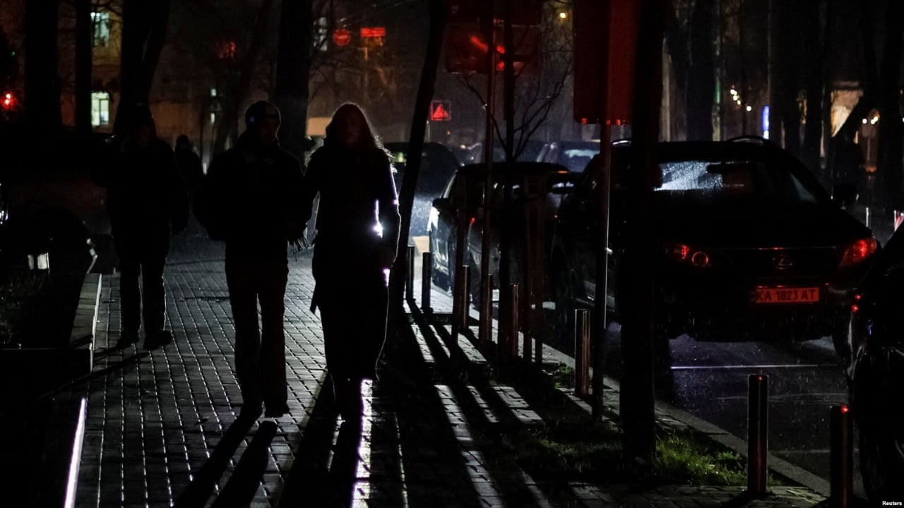 Gjysma e Kievit në terr pas sulmeve ruse, Ukraina ndërmerr hapa për kursimin e rrymës