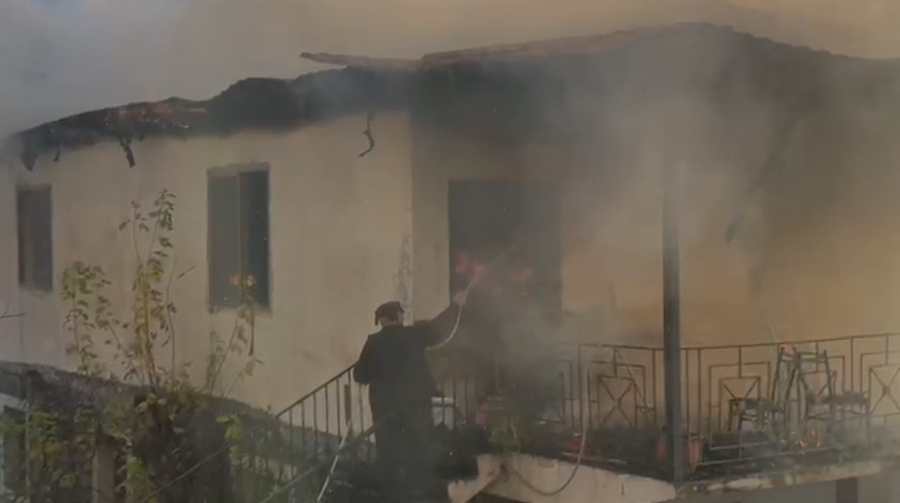 Gramsh/ Zjarr masiv në Kukur, digjet biznesi i Bashkim Senkos – dëmet rreth 100 mijë euro