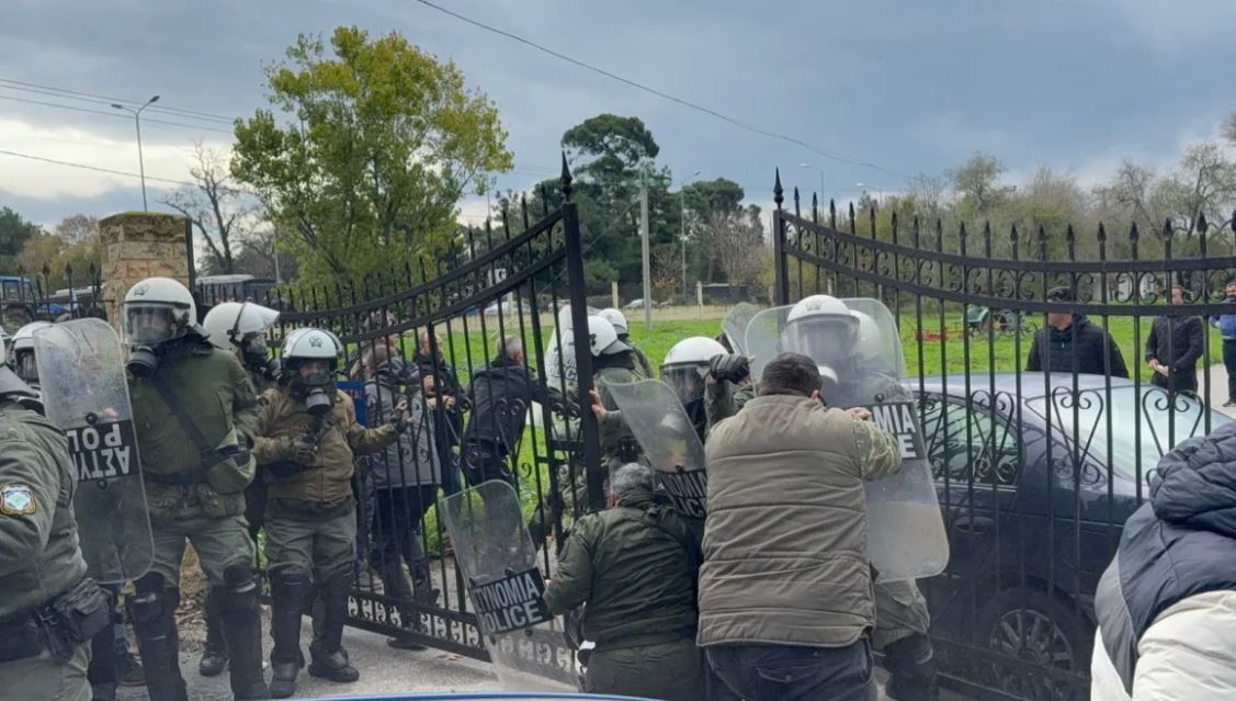 Greqi, përshkallëzohen protestat, fermerët përleshen me policinë. Përdoret gaz lotsjellës, tentuan të mbyllnin aeroportin (VIDEOT)