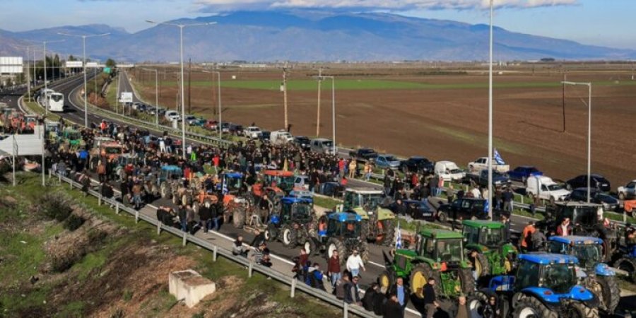 Greqia në ditën e tretë të protestave: Fermerët dhe blegtorët paralajmërojnë bllokimin e porteve