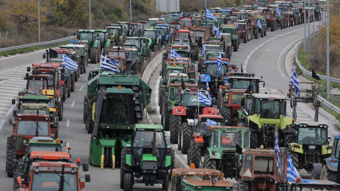 Greqia në valë protestash: Fermerët vijojnë me bllokimin e rrugëve në të gjithë vendin