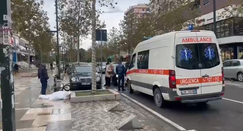 Gruaja rrëzohet teksa ecte në bulevard në Vlorë, humb jetën