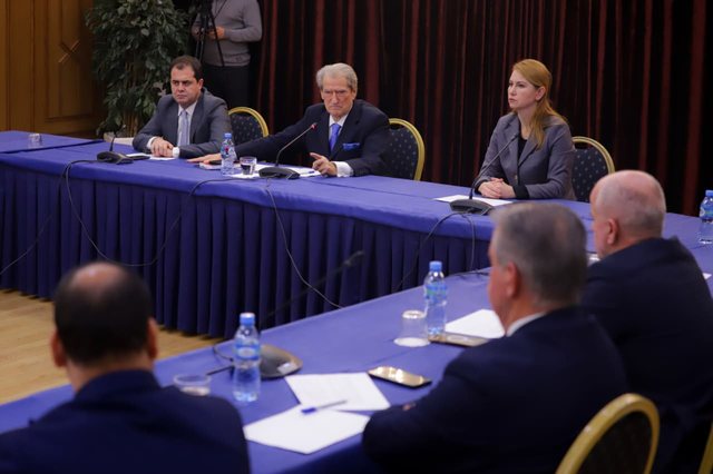 “Hajduti pezullohet dhe arrestohet”, Berisha: Balluku shkoi në Ankara dhe bëri pazarin me 50 mln euro