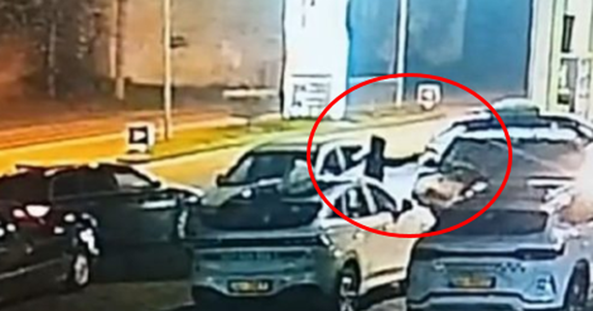 Hap pas hapi! Publikohet VIDEO e vrasjes-I parkuar me ‘Range Rover’, autori i shkon në këmbë dhe qëllon mbi Mondi Mëhallën