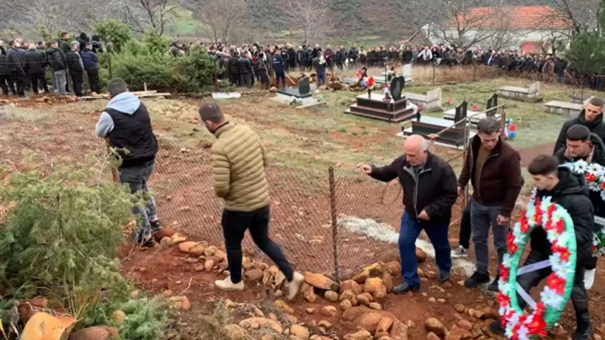 Humbi jetën nga sulmi me thikë në zemër, përcillet për në banesën e fundit 15-vjeçari