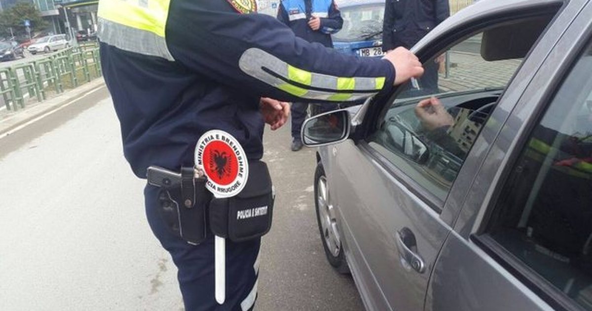 “I futi paratë poshtë celularit dhe pastaj në xhep”/ Dyshohet se mori ryshfet, pezullohet nga detyra efektivi i Rrugores Tiranë