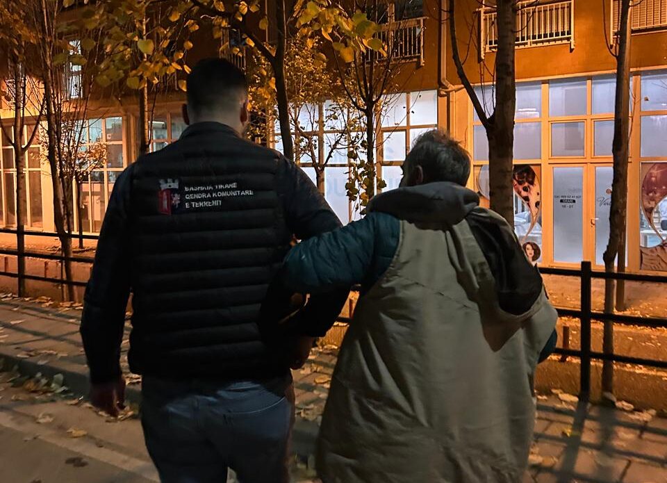 I moshuari gjendet i braktisur në rrugë, Bashkia e Tiranës e sistemon në Qendrën Sociale ‘Strehëza’”