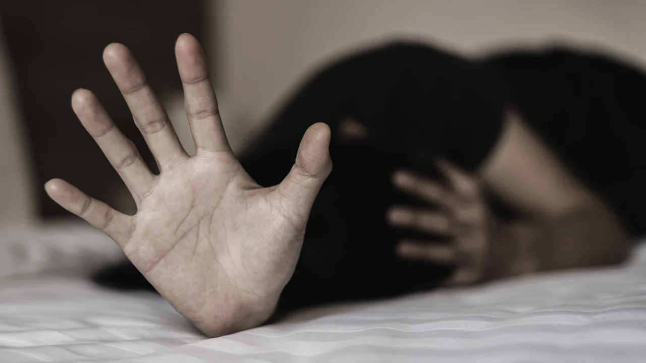 I premtoi dashuri, por e prostituoi/ E reja arrin të arratiset nga tutori në Selanik dhe zbulon rrjetin kriminal në polici