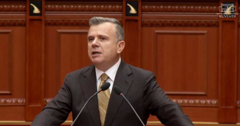 “I vetmi Flamur, që s’di se kur është ngritur flamuri”/ Përplasje në Kuvend, Balla-Noka: Të të ofendojë ky, fundi