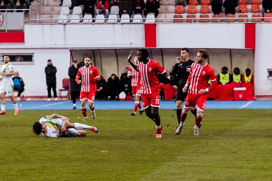 Iliria–Skënderbeu, futbolli kthehet në arenë dhune pa nisur ende ndeshja