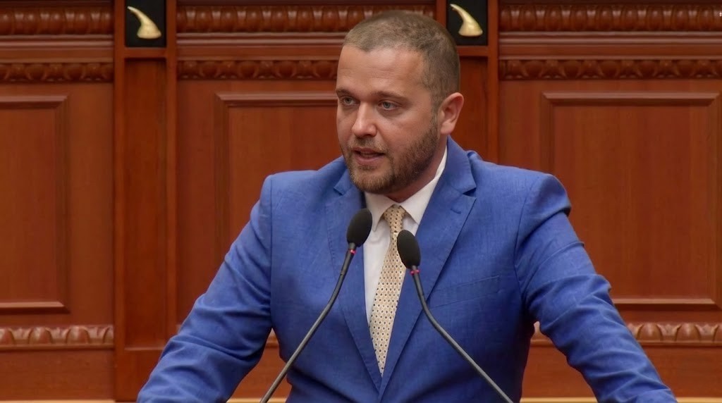 Importet sezonale, deputeti Bido: Fermerëve u kërkohet mandarina me 40 lekë, në treg shitet 100