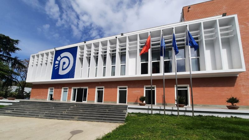 Ish-deputeti: PD-në po e përçan kupola, jo demokratët që pijnë kafe