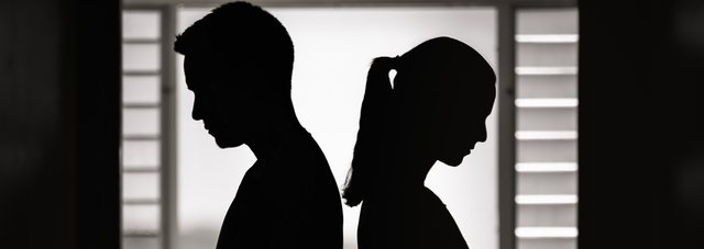 Ja arsyeja psikologjike pse qëndrojmë në marrëdhënie që nuk funksionojnë më