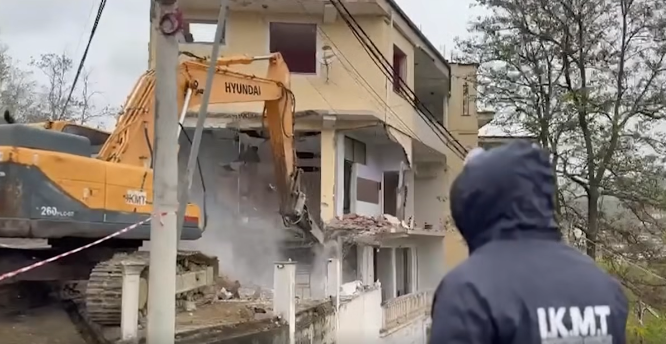 Ja si rrafshohen ndërtimet e paligjshme! (video)