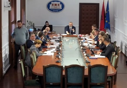 “Ju po kërkoni ‘qofte te daja’”/ Përplasje te Komisioni i Ligjeve, deputeti i PS: Menderja dhe firma nuk vendosen…