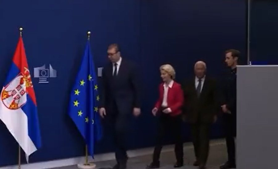 “Kam një mesazh nga Rusia”, Von der Leyen i mbyll gojën Vuçiçit para kamerave: Prit sa të jemi vetëm (Video)