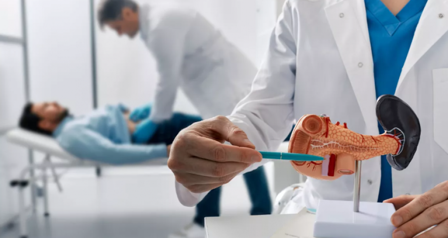 Kanceri që prek më shpesh burrat mbi 40 vjeç! Simptomat e hershme që s’duhet t’i injoroni