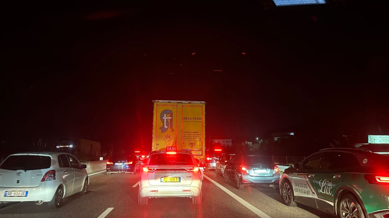 Kaos në aksin Tiranë–Elbasan: Makinat e bllokuara për kilometra të tëra