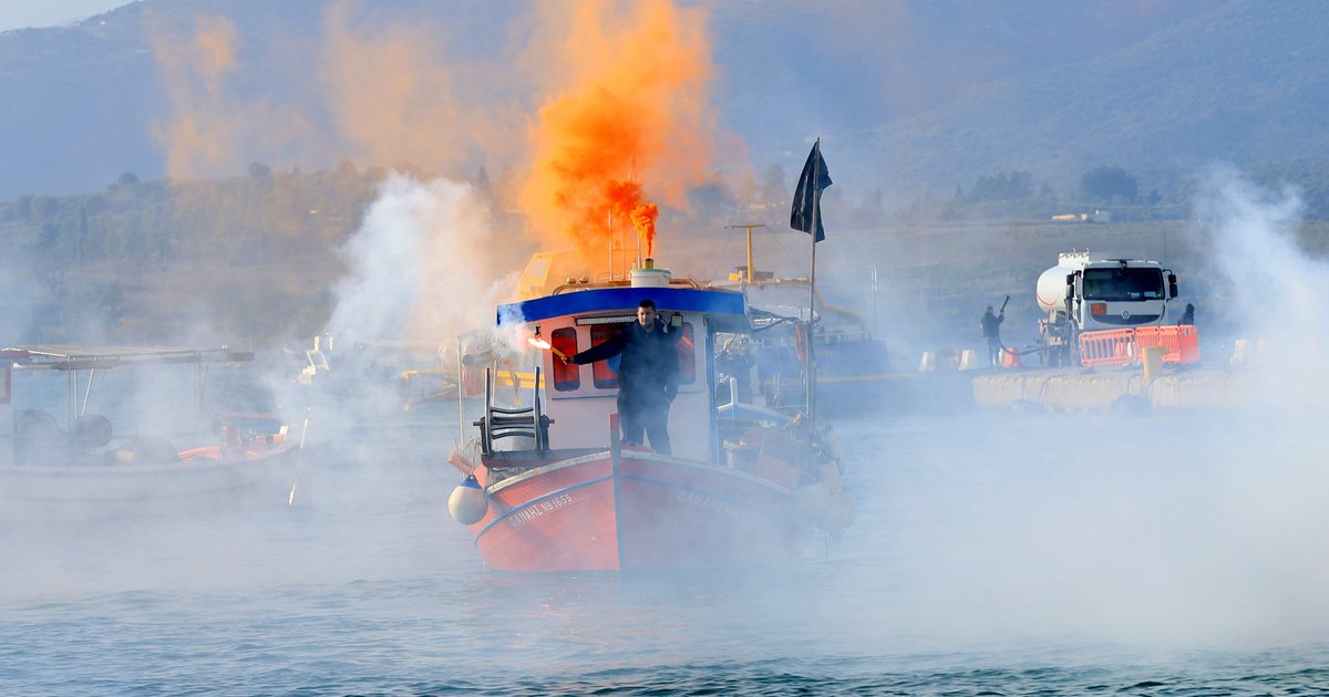 Kaos në Greqi/ Bllokohet porti i Volosit, fermerët nga toka, peshkatarët nga deti