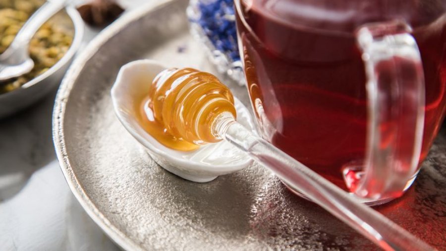 Ke kollë? Mos shpenzo para për ilaçe të shtrenjta, edhe mjalti funksionon