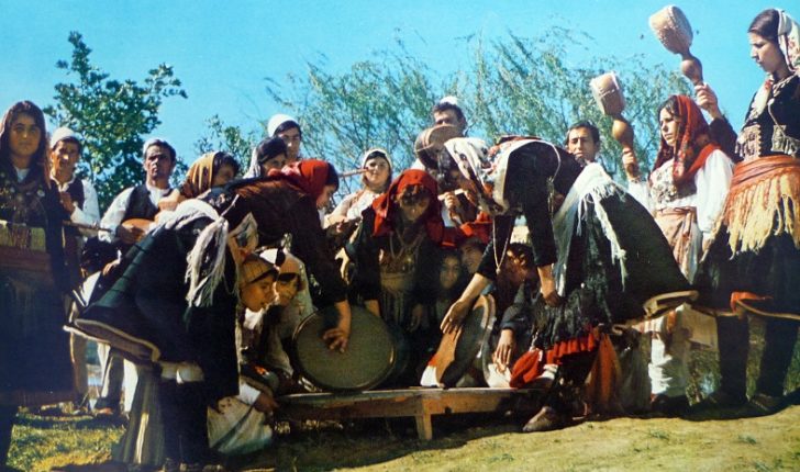 Këndimi me tepsi, traditë e hershme shqiptare (VIDEO)