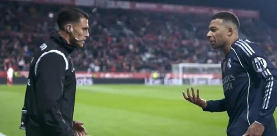 Kështu u “kacafyt” Mbappé me arbitrin e katërt: Shikomë mua kur të flas…