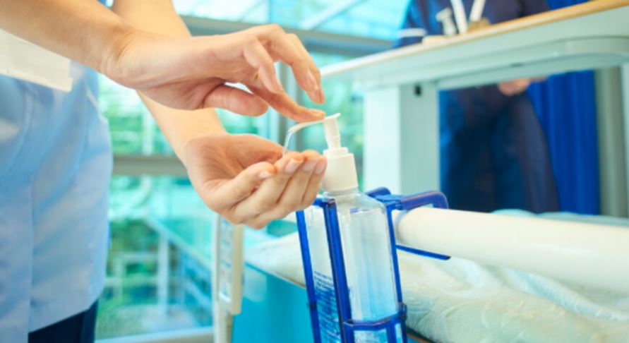 Komisioni Europian merr në analizë etanolin në dezinfektuesit spitalorë, ja sa i sigurtë është