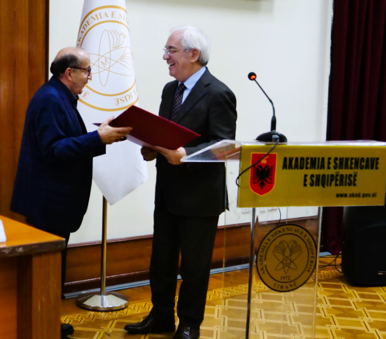 Kompozitori dhe dirigjenti, Rafet Rudi vlerësohet me dekoratën “Nderi i Akademisë”