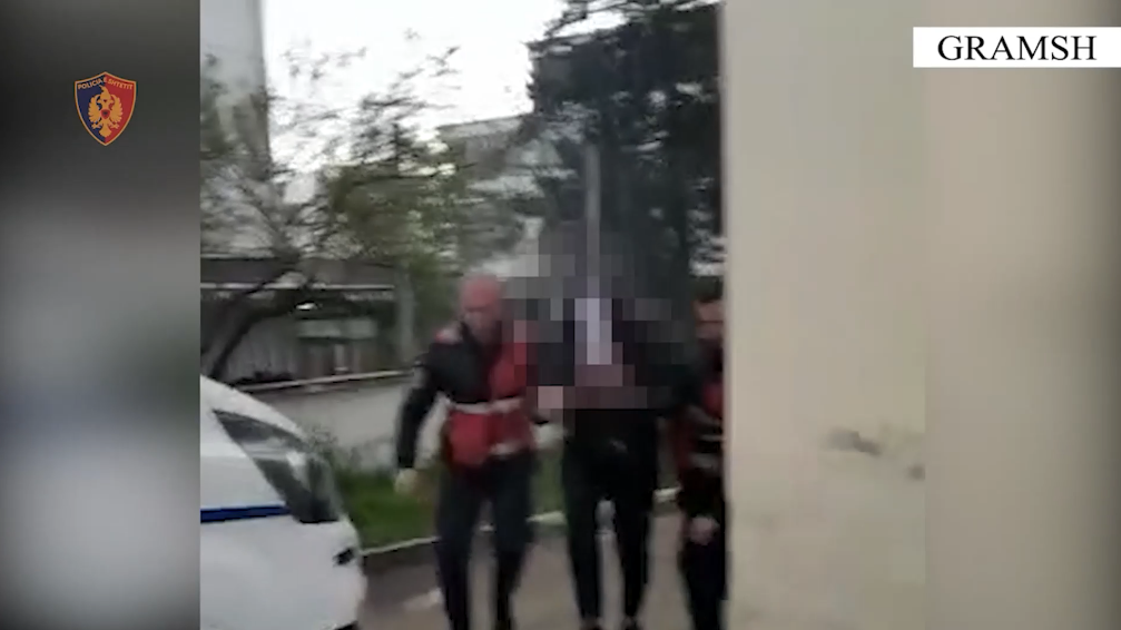 Konflikt mes disa personave në Gramsh, punonjësi i policisë nuk hyn për t’i ndarë por futet në sherr